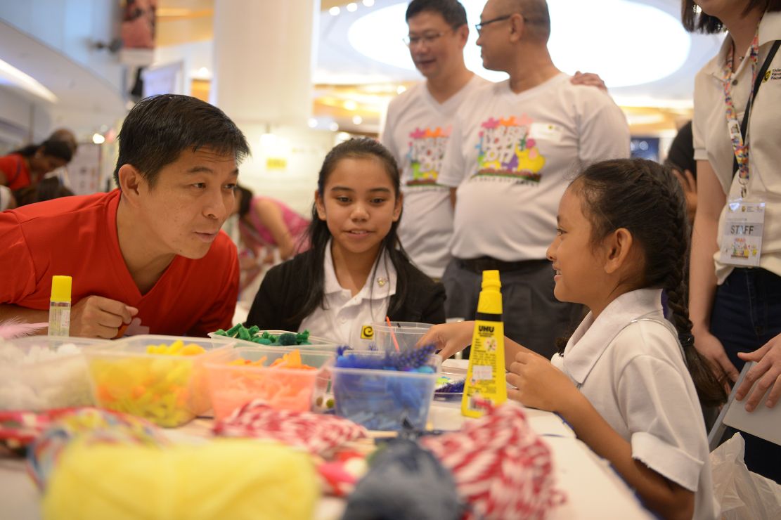 Minister for Social and Family Development Mr Tan Chuan-Jin interacting with CCF beneficiaries